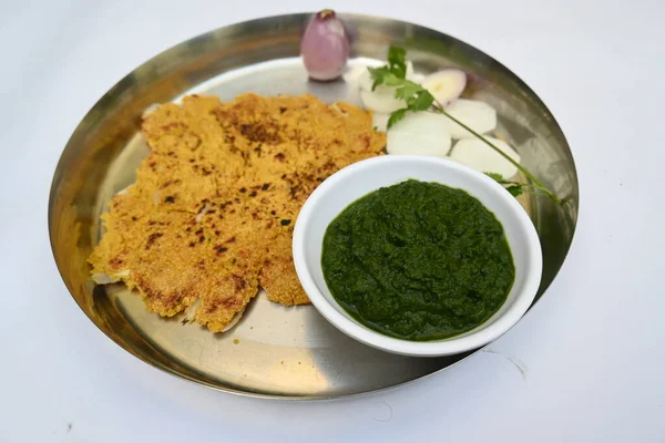 Makki Ki Roti ve Sarson Ka Sag. Mısır zeminli düz ekmek ve hardal yeşili sırasıyla köri. Popüler Punjab yemekleri. Lezzetli Hint yemekleri. Makai ki roti ve sarso ki sarkık.