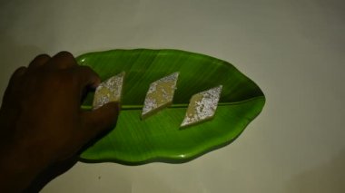 Kaju Barfi veya kaju şekeri. Diwali Dussehra Holi ganesh chaturthi ve Ram navami festivali için popüler bir Hint tatlısıdır. Ceviz, süt ve şekerin karışımı ile yapılır. kaju veya kaju katli.