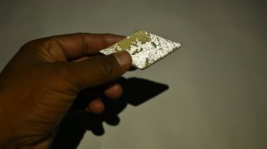 Kaju Barfi veya kaju şekeri. Diwali Dussehra Holi ganesh chaturthi ve Ram navami festivali için popüler bir Hint tatlısıdır. Ceviz, süt ve şekerin karışımı ile yapılır. kaju veya kaju katli.