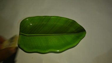 Kaju Barfi veya kaju şekeri. Diwali Dussehra Holi ganesh chaturthi ve Ram navami festivali için popüler bir Hint tatlısıdır. Ceviz, süt ve şekerin karışımı ile yapılır. kaju veya kaju katli.