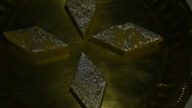 Kaju Barfi veya kaju şekeri. Diwali Dussehra Holi ganesh chaturthi ve Ram navami festivali için popüler bir Hint tatlısıdır. Ceviz, süt ve şekerin karışımı ile yapılır. kaju veya kaju katli.