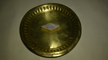 Kaju Barfi veya kaju şekeri. Diwali Dussehra Holi ganesh chaturthi ve Ram navami festivali için popüler bir Hint tatlısıdır. Ceviz, süt ve şekerin karışımı ile yapılır. kaju veya kaju katli.
