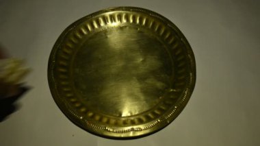 Kaju Barfi veya kaju şekeri. Diwali Dussehra Holi ganesh chaturthi ve Ram navami festivali için popüler bir Hint tatlısıdır. Ceviz, süt ve şekerin karışımı ile yapılır. kaju veya kaju katli.