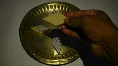 Kaju Barfi veya kaju şekeri. Diwali Dussehra Holi ganesh chaturthi ve Ram navami festivali için popüler bir Hint tatlısıdır. Ceviz, süt ve şekerin karışımı ile yapılır. kaju veya kaju katli.