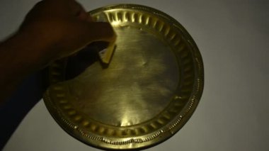 Kaju Barfi veya kaju şekeri. Diwali Dussehra Holi ganesh chaturthi ve Ram navami festivali için popüler bir Hint tatlısıdır. Ceviz, süt ve şekerin karışımı ile yapılır. kaju veya kaju katli.