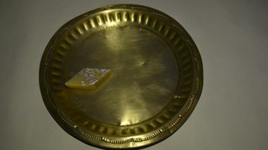 Kaju Barfi veya kaju şekeri. Diwali Dussehra Holi ganesh chaturthi ve Ram navami festivali için popüler bir Hint tatlısıdır. Ceviz, süt ve şekerin karışımı ile yapılır. kaju veya kaju katli.