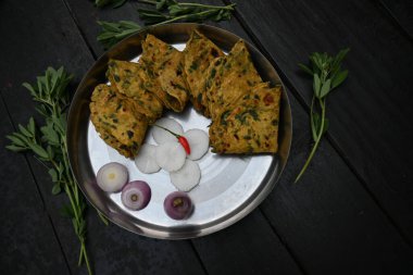 Methi paratha ya da çeçen otu ekmeği. Buğday unu ve çemen yaprağından yapılır. Sağlıklı Hint kahvaltısı, öğle yemeği ya da akşam yemeği. Popüler Hint yemekleri..