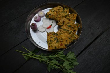 Methi paratha ya da çeçen otu ekmeği. Buğday unu ve çemen yaprağından yapılır. Sağlıklı Hint kahvaltısı, öğle yemeği ya da akşam yemeği. Popüler Hint yemekleri..