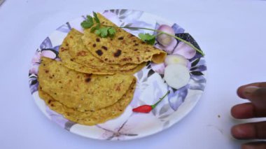 Mooli paratha ya da turplu ekmek. Sağlıklı Hint Mooli paratha 'sı. Daikon ekmeği. Hindistan 'ın popüler bir yiyeceğidir. Kahvaltı, öğle ve akşam yemeğinde yenebilir. Hint yemeği.. 