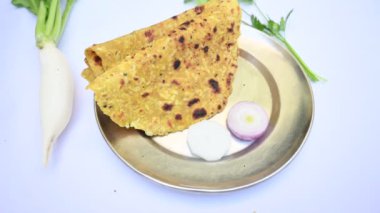Mooli paratha ya da turplu ekmek. Sağlıklı Hint Mooli paratha 'sı. Daikon ekmeği. Hindistan 'ın popüler bir yiyeceğidir. Kahvaltı, öğle ve akşam yemeğinde yenebilir. Hint yemeği.. 