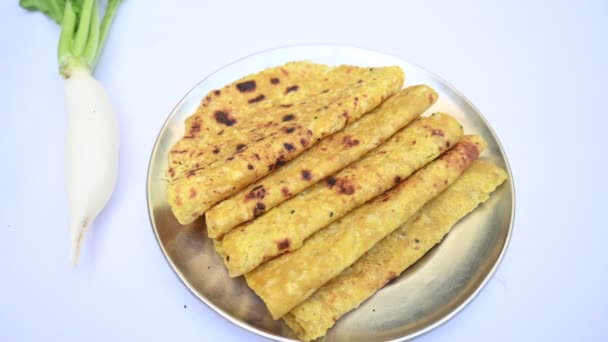 モーリ パラサか ラディッシュ フラット ブレッド 健康なインドのムーリ パラサ ダイコン フラットブレッド インドの人気食品です — ストック動画