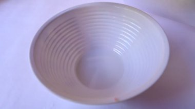 Guava dilimleri. Bu sıradan bir meyvedir. Diğer isimleri guava, Psidium guajava, limon guava, elma guava. Bu, mersin familyasından küçük bir ağaç. Olgun Guava.