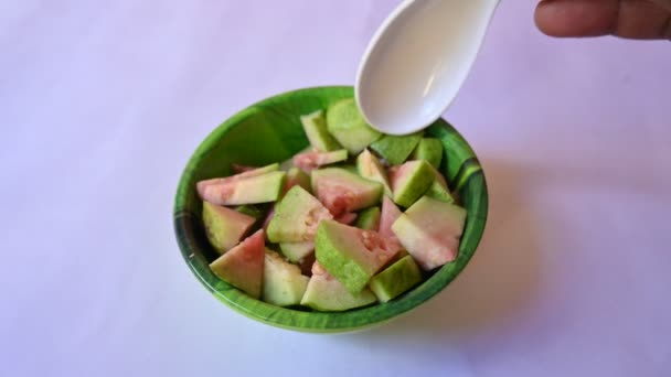 Guava Dilimleri Sıradan Bir Meyvedir Diğer Isimleri Guava Psidium Guajava — Stok video