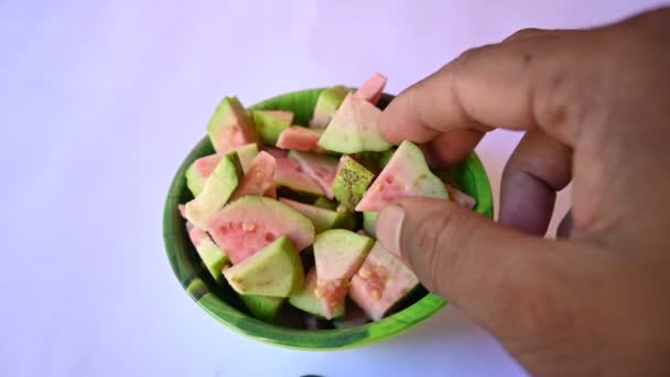 番石榴片 它是一种常见的热带水果 其他的名字有番石榴 番石榴 柠檬番石榴 苹果番石榴 这是桃树族的一棵小树 Ripe Guava — 图库视频影像
