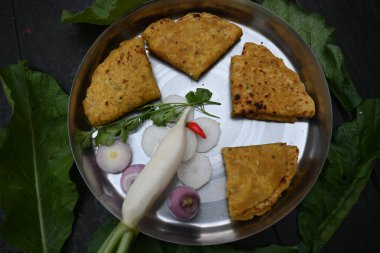 Mooli paratha ya da turplu ekmek. Sağlıklı Hint Mooli paratha 'sı. Daikon ekmeği. Hindistan 'ın popüler bir yiyeceğidir. Kahvaltı, öğle ve akşam yemeğinde yenebilir. Hint yemeği.. 