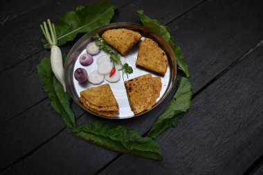 Mooli paratha ya da turplu ekmek. Sağlıklı Hint Mooli paratha 'sı. Daikon ekmeği. Hindistan 'ın popüler bir yiyeceğidir. Kahvaltı, öğle ve akşam yemeğinde yenebilir. Hint yemeği.. 