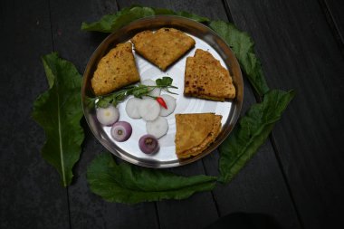 Mooli paratha ya da turplu ekmek. Sağlıklı Hint Mooli paratha 'sı. Daikon ekmeği. Hindistan 'ın popüler bir yiyeceğidir. Kahvaltı, öğle ve akşam yemeğinde yenebilir. Hint yemeği.. 