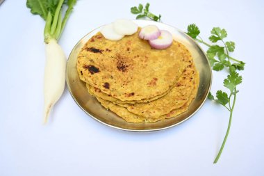 Mooli paratha ya da turplu ekmek. Sağlıklı Hint Mooli paratha 'sı. Daikon ekmeği. Hindistan 'ın popüler bir yiyeceğidir. Kahvaltı, öğle ve akşam yemeğinde yenebilir. Hint yemeği.. 