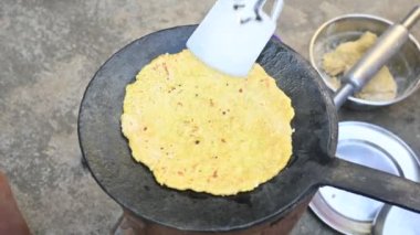 Mooli paratha ya da turplu ekmek yapıyorum. Sağlıklı Hint Mooli paratha 'sı. Daikon ekmeği. Hindistan 'ın popüler bir yiyeceğidir. Kahvaltı, öğle ve akşam yemeğinde yenebilir. Hint yemeği.. 