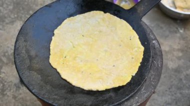 Mooli paratha ya da turplu ekmek yapıyorum. Sağlıklı Hint Mooli paratha 'sı. Daikon ekmeği. Hindistan 'ın popüler bir yiyeceğidir. Kahvaltı, öğle ve akşam yemeğinde yenebilir. Hint yemeği.. 
