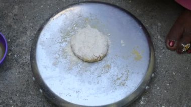 Mooli paratha ya da turplu ekmek yapıyorum. Sağlıklı Hint Mooli paratha 'sı. Daikon ekmeği. Hindistan 'ın popüler bir yiyeceğidir. Kahvaltı, öğle ve akşam yemeğinde yenebilir. Hint yemeği.. 