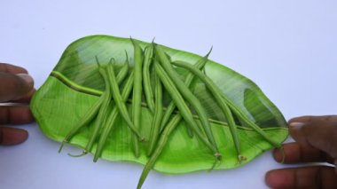 Yeşil fasulye. İçinde birçok vitamin bulunur. Diğer isimleri Fransız fasulyesi, çalı fasulyesi, fasulye, bisküvi, ve Fransız ismi Haricot vert. Dünyanın en popüler sebzesi.. 