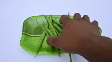 Yeşil fasulye. İçinde birçok vitamin bulunur. Diğer isimleri Fransız fasulyesi, çalı fasulyesi, fasulye, bisküvi, ve Fransız ismi Haricot vert. Dünyanın en popüler sebzesi.. 