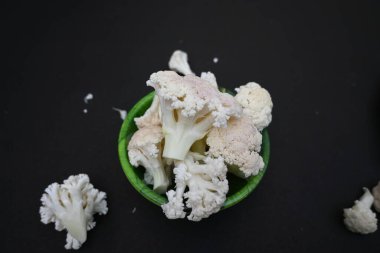 Siyah arka planda karnabahar. Brassica familyasından, Brascaceae familyasından birkaç sebzeden biridir. Diğer isimleri Brassica oleracea, Brüksel lahanası ve Cole.