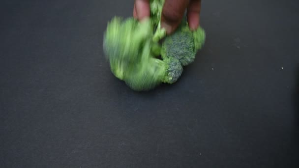 木の背景にある健康的な野菜 食品には ブロッコリー カリフラワー 緑豆が含まれています — ストック動画