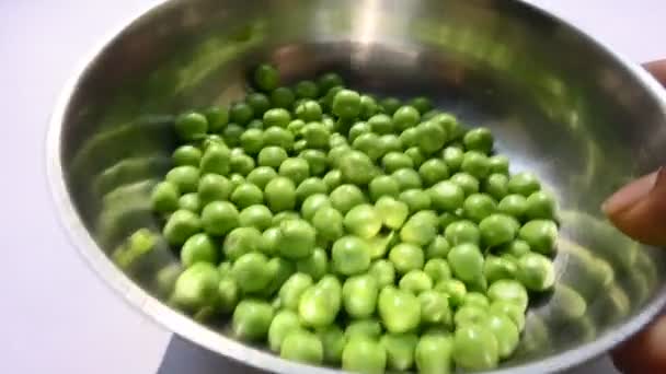 Verse Groene Erwt Witte Achtergrond Zitten Veel Vitaminen Mineralen Peais — Stockvideo