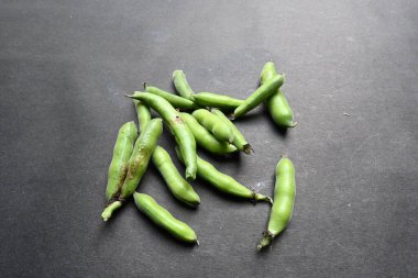 Siyah arka planda Vicia Faba sebzesi. Diğer adı fasulye, fava fasülyesi, veya faba fasülyesi. Bu bir tür vejetaryendir. Bezelye ve fasulye familyasında çiçek açan bir bitki..