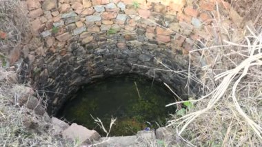 Eski su kuyusu. Hindistan 'da bu kuyuları görmek yaygındır. Daha önce çiftçilik için kullanılıyordu. Bu kuyu taştan yapılmış..