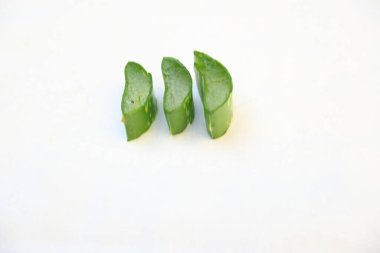 Aloe vera dilimleri. Birçok Ayurvedic ilaç onun suyu kullanılarak yapılır. Yanık, yara, donma, kızarıklık, sedef, soğuk algınlığı veya kuru cilt gibi cilt durumları için yapılan ilaçlardır..