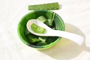 Aloe vera dilimleri. Birçok Ayurvedic ilaç onun suyu kullanılarak yapılır. Yanık, yara, donma, kızarıklık, sedef, soğuk algınlığı veya kuru cilt gibi cilt durumları için yapılan ilaçlardır..