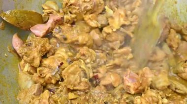 Ev Mutfağı 'nda kömür ocağında keçi eti pişiriyorum. Cızırdayan, sulu keçi eti filetosu, soğanlı. Ev yemeği çok lezzetli. Hint keçi eti körisini geleneksel usulde yap..