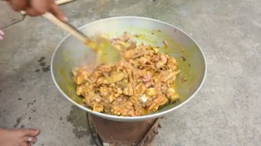Ev Mutfağı 'nda kömür ocağında keçi eti pişiriyorum. Cızırdayan, sulu keçi eti filetosu, soğanlı. Ev yemeği çok lezzetli. Hint keçi eti körisini geleneksel usulde yap..