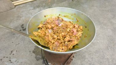 Ev Mutfağı 'nda kömür ocağında keçi eti pişiriyorum. Cızırdayan, sulu keçi eti filetosu, soğanlı. Ev yemeği çok lezzetli. Hint keçi eti körisini geleneksel usulde yap..