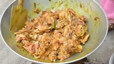 Ev Mutfağı 'nda kömür ocağında keçi eti pişiriyorum. Cızırdayan, sulu keçi eti filetosu, soğanlı. Ev yemeği çok lezzetli. Hint keçi eti körisini geleneksel usulde yap..