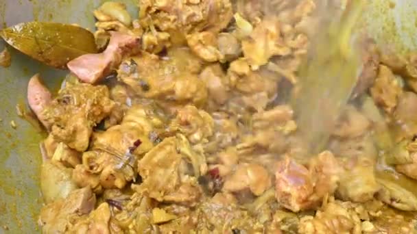Koken Geitenvlees Een Koekenpan Steenkool Kachel Bij Home Kitchen Flarden — Stockvideo