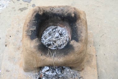 Çamur sobası. Bu bir çeşit yemek pişirme sobası. Kırsal alanda pişirme ve ısıtma için kullanılır. Hindistan 'ın kırsal kesimlerinde yaşayanlar tarafından kullanılan geleneksel ocaklar. Toprakta ya da çamur sobasında odun ateşi yanıyor..