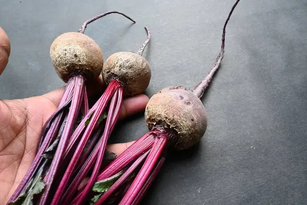 Siyah arka planda pancar. Diğer isimleri pancar, pancar, bahçe pancarı, kırmızı pancar, yemek pancarı ve altın pancar. Haşlanmış, kavrulmuş, çiğ, salata ve sebze yenir..