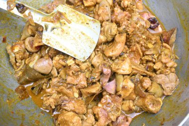 Ev Mutfağı 'nda kömür ocağında keçi eti pişiriyorum. Cızırdayan, sulu keçi eti filetosu, soğanlı. Ev yemeği çok lezzetli. Hint keçi eti körisini geleneksel usulde yap..