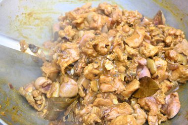 Ev Mutfağı 'nda kömür ocağında keçi eti pişiriyorum. Cızırdayan, sulu keçi eti filetosu, soğanlı. Ev yemeği çok lezzetli. Hint keçi eti körisini geleneksel usulde yap..