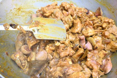 Ev Mutfağı 'nda kömür ocağında keçi eti pişiriyorum. Cızırdayan, sulu keçi eti filetosu, soğanlı. Ev yemeği çok lezzetli. Hint keçi eti körisini geleneksel usulde yap..