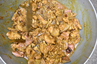 Ev Mutfağı 'nda kömür ocağında keçi eti pişiriyorum. Cızırdayan, sulu keçi eti filetosu, soğanlı. Ev yemeği çok lezzetli. Hint keçi eti körisini geleneksel usulde yap..