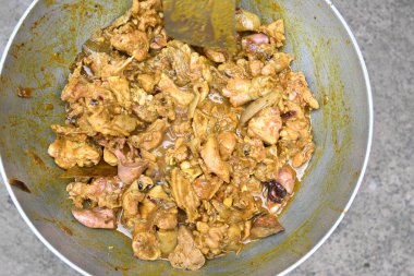 Ev Mutfağı 'nda kömür ocağında keçi eti pişiriyorum. Cızırdayan, sulu keçi eti filetosu, soğanlı. Ev yemeği çok lezzetli. Hint keçi eti körisini geleneksel usulde yap..