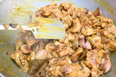 Ev Mutfağı 'nda kömür ocağında keçi eti pişiriyorum. Cızırdayan, sulu keçi eti filetosu, soğanlı. Ev yemeği çok lezzetli. Hint keçi eti körisini geleneksel usulde yap..