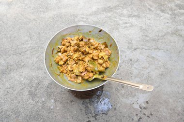 Ev Mutfağı 'nda kömür ocağında keçi eti pişiriyorum. Cızırdayan, sulu keçi eti filetosu, soğanlı. Ev yemeği çok lezzetli. Hint keçi eti körisini geleneksel usulde yap..