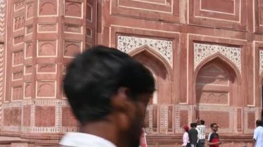 Tac Mahal 'in dışı. Yamuna nehrinin kıyısındaki beyaz bir mausoleum. Dünya Aşkı 'nın yedi harikasından biri ve sembolüdür. Agra, Uttar Pradesh, Hindistan, 03.23.2024.