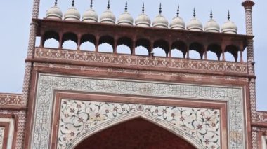 Tac Mahal 'in dışı. Yamuna nehrinin kıyısındaki beyaz bir mausoleum. Dünya Aşkı 'nın yedi harikasından biri ve sembolüdür. Agra, Uttar Pradesh, Hindistan, 03.23.2024.